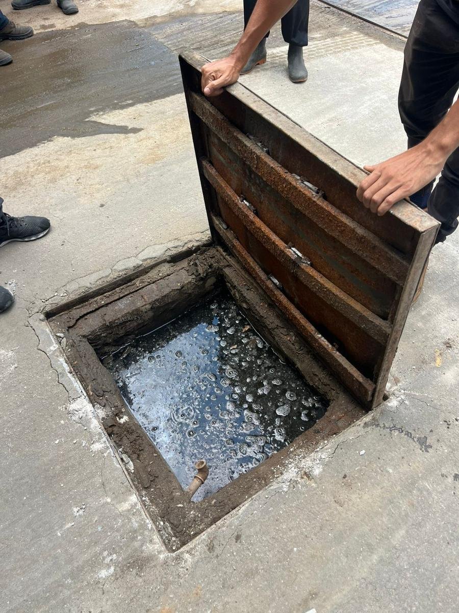 Caixa de gordura aberta com acúmulo que provoca pia e ralo entupidos